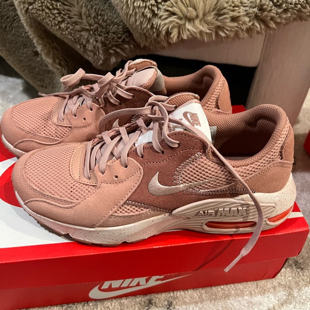 LIKE BRAND NEW Nike Air Max